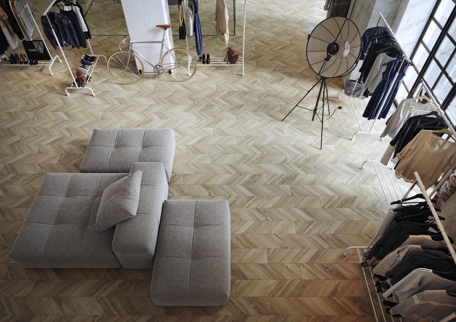 Industrialny salon z beżową jodełką i lampą stojącą fot. Cersanit