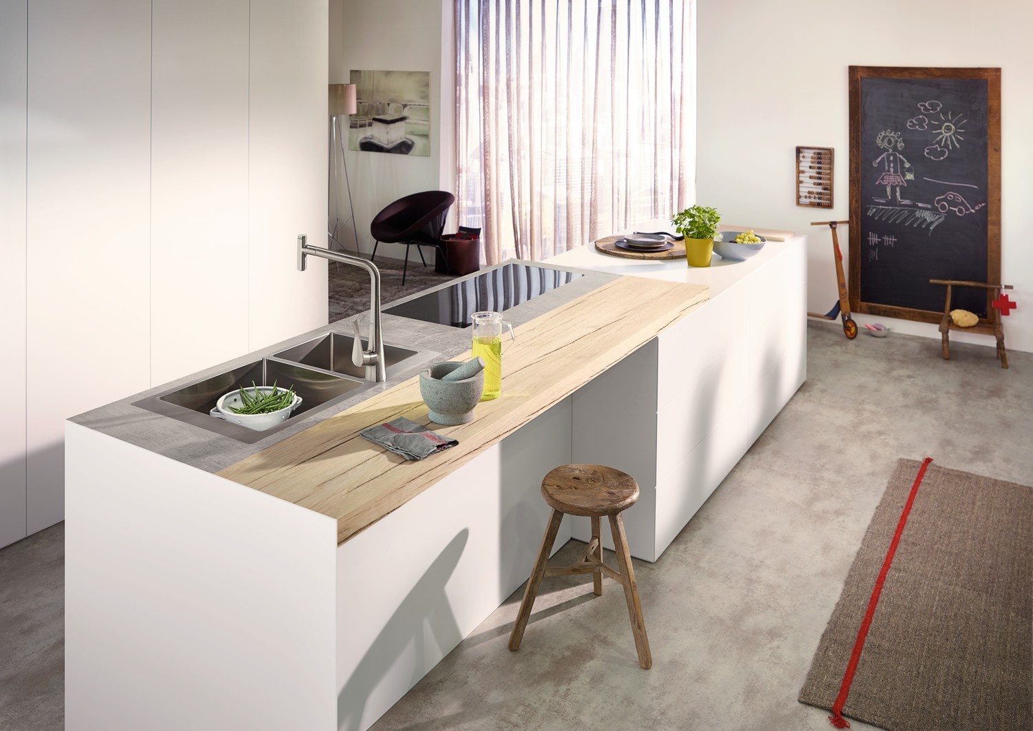 Minimalistyczna wyspa z szarym zlewem i baterią fot. Hansgrohe