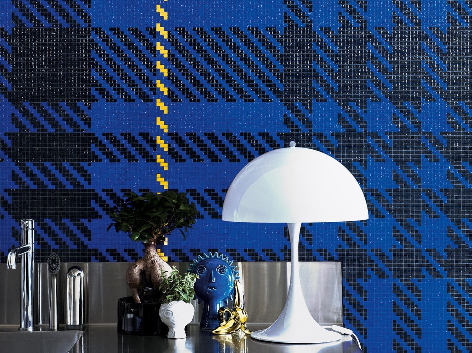 Biała lampa na tle niebieskiej mozaiki fot. Bisazza