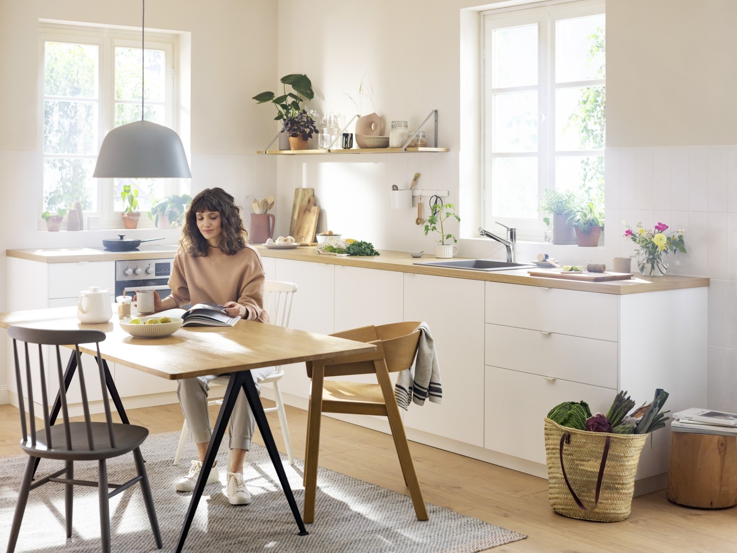 Jasna kuchnia z chromowaną baterią przy zlewie fot. Hansgrohe