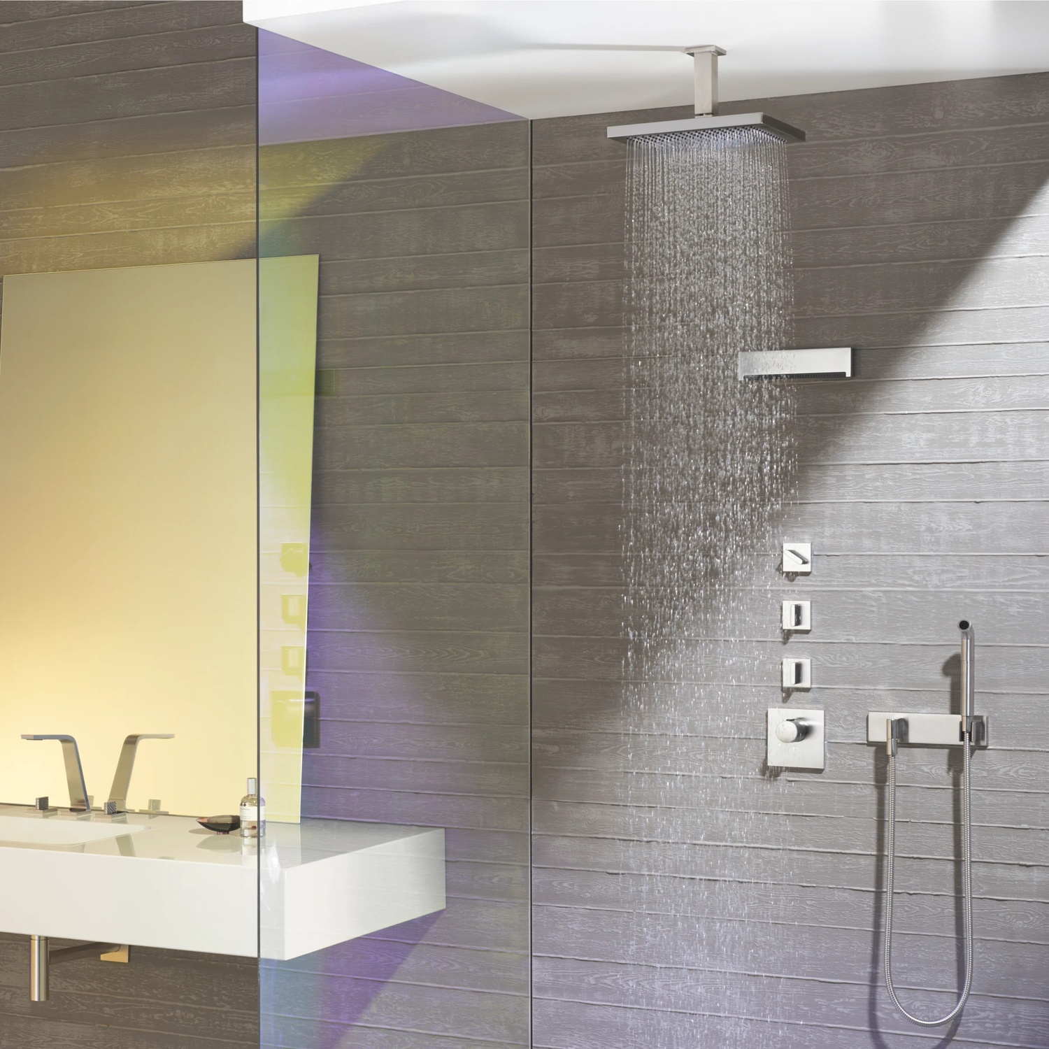 Deszczownica w strefie walk-in z umywalką fot. Dornbracht