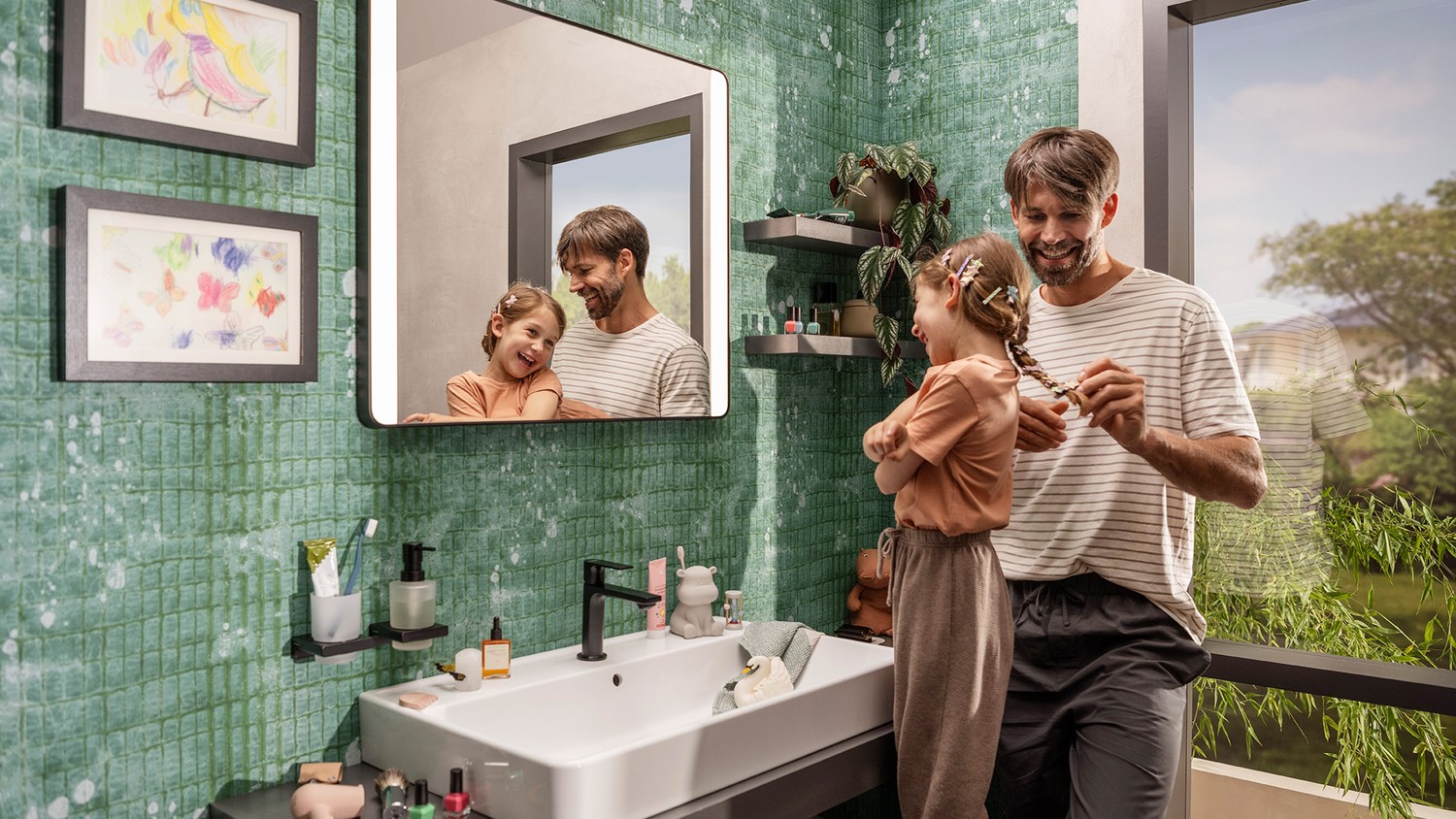 Industrialna łazienka z zieloną płytką i lustrem LED fot. Hansgrohe