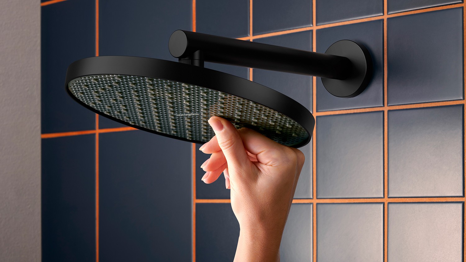 Czarna deszczownica na granatowej płytce fot. Hansgrohe