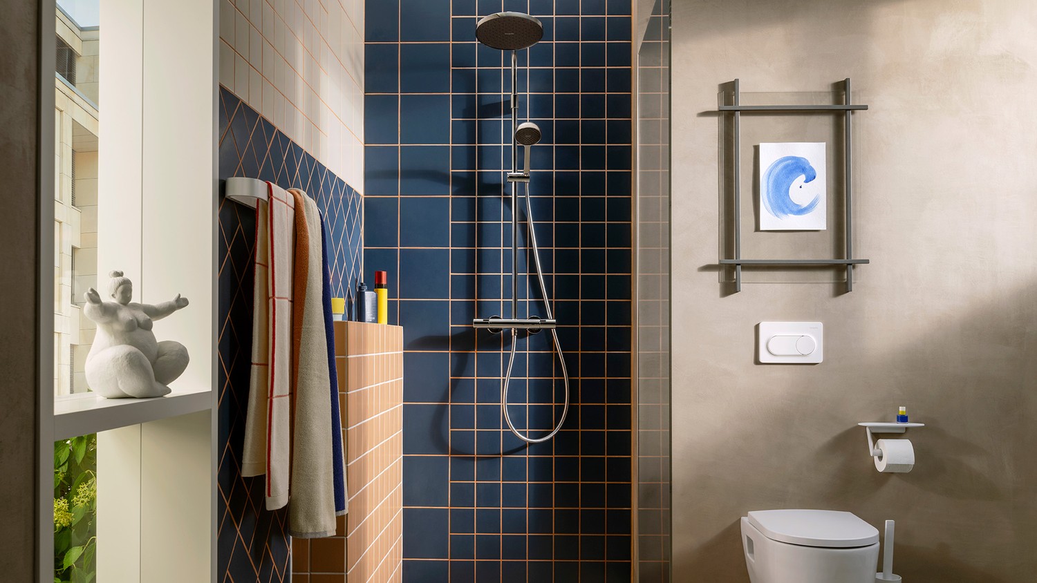 Niebieska strefa prysznica z WC fot. Hansgrohe