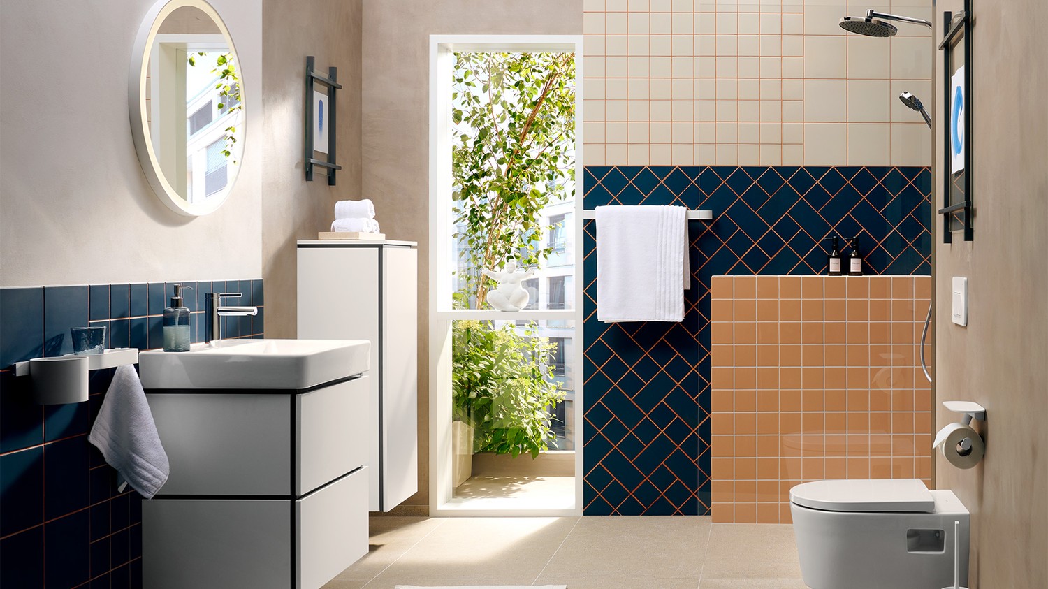Nowoczesna łazienka z niebieską płytką i walk-in fot. Hansgrohe