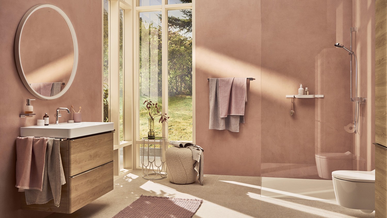 Różowa łazienka japandi z prysznicem i drewnem fot. Hansgrohe
