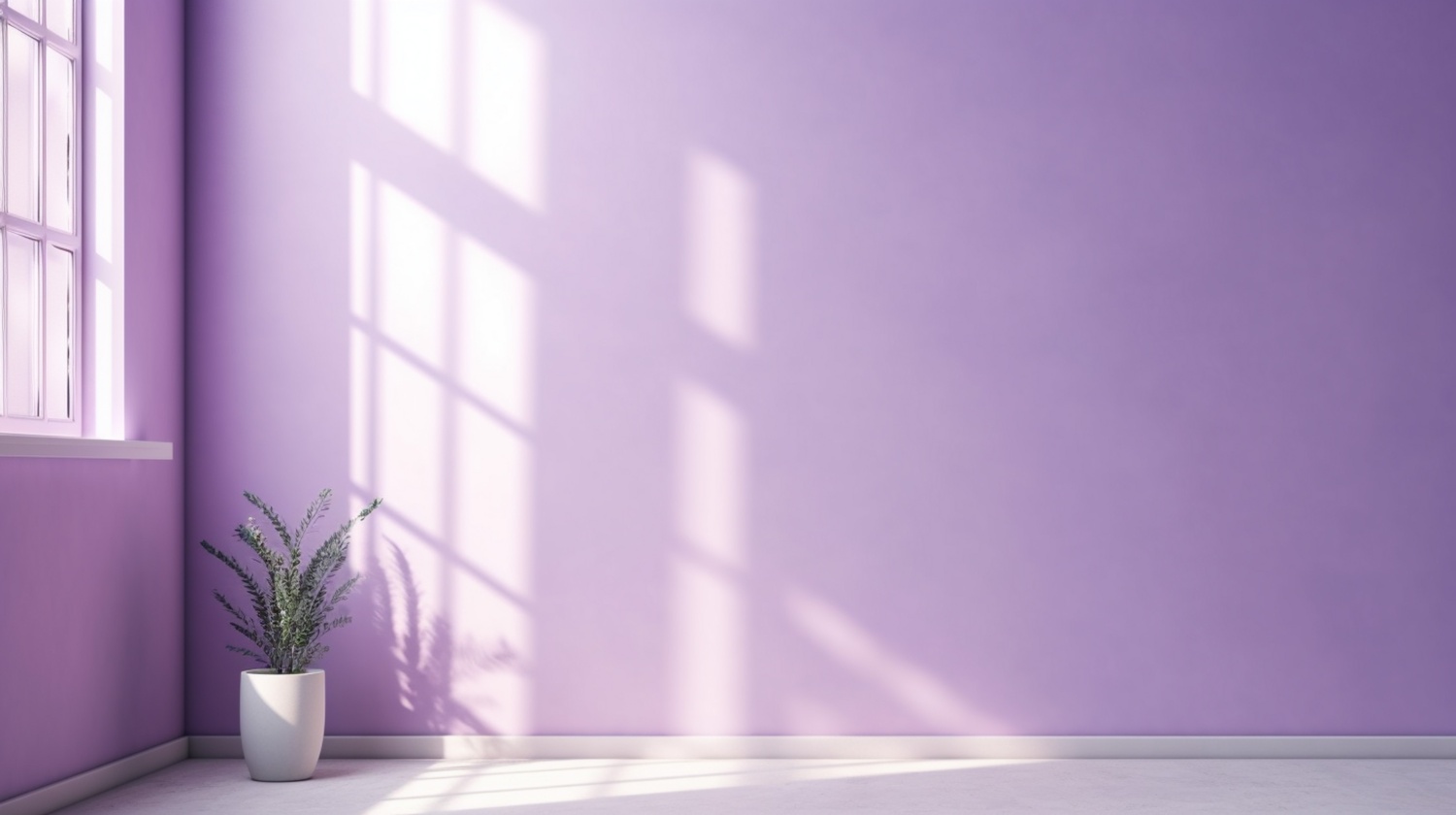 Minimalistyczne fioletowe wnętrze z rośliną przy oknie, fot. Pixabay
