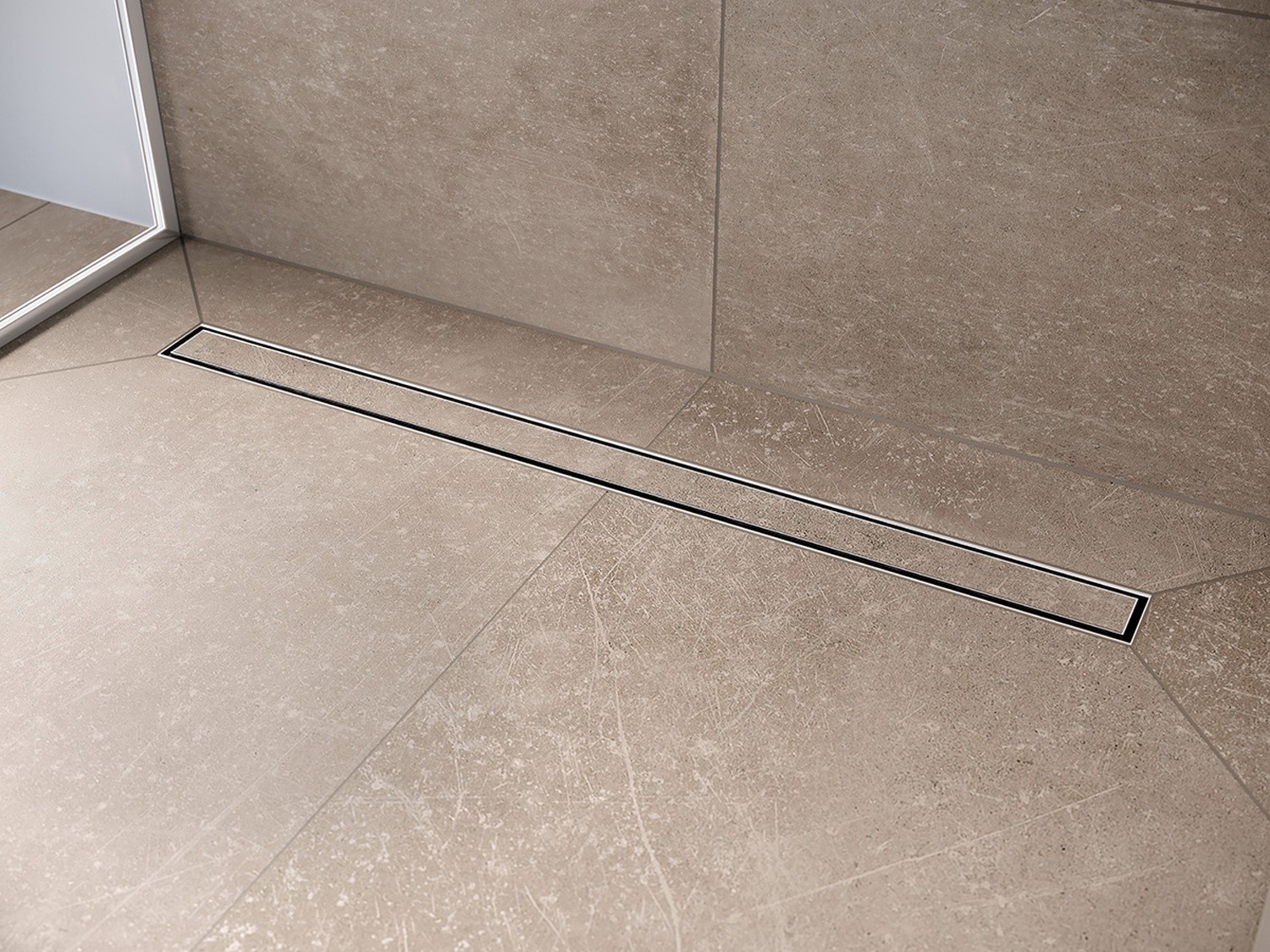 Beżowa łazienka z liniowym odpływem prysznicowym fot. Hansgrohe