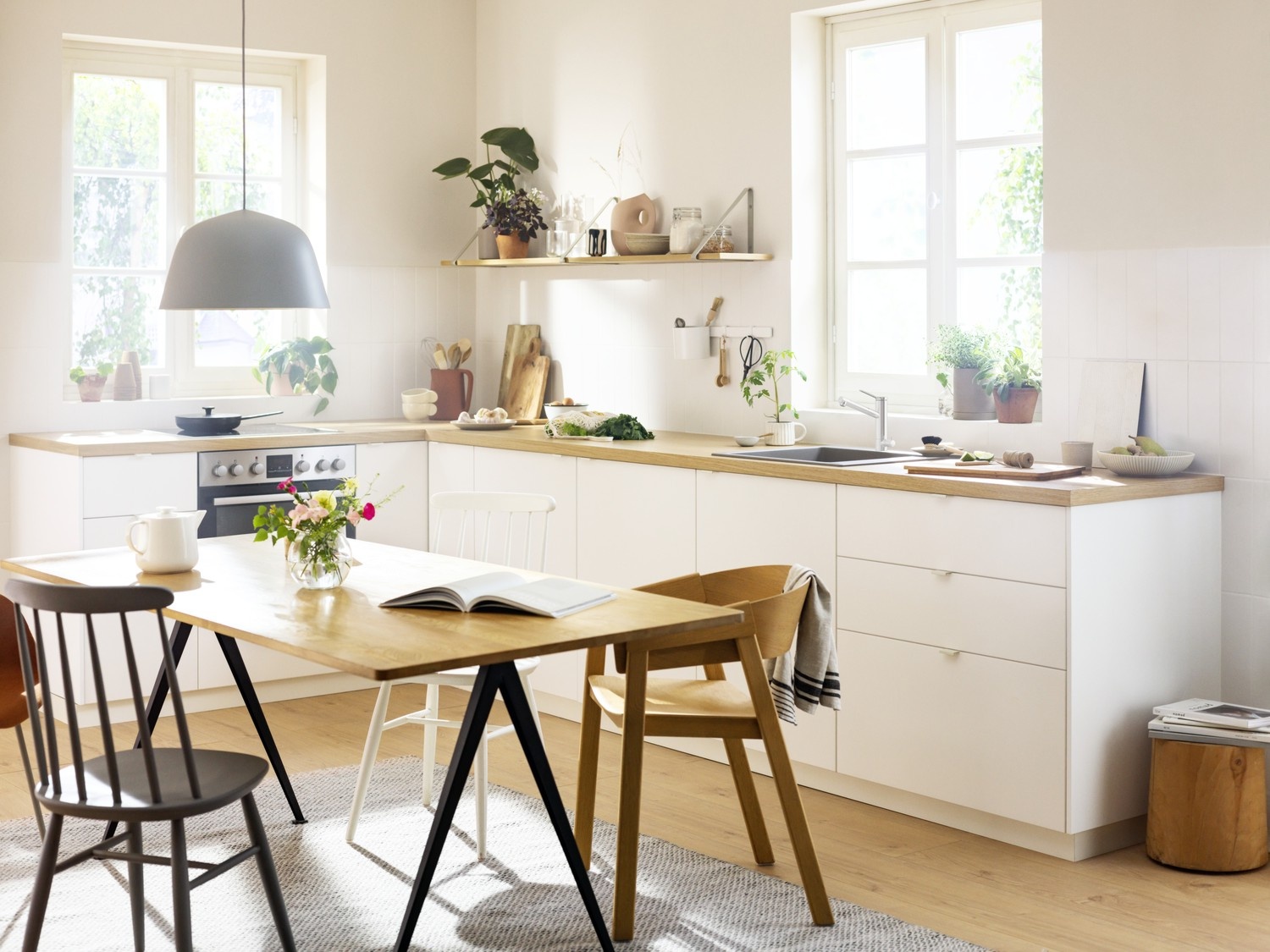 Skandynawska kuchnia z nowoczesną baterią przy zlewie fot. Hansgrohe