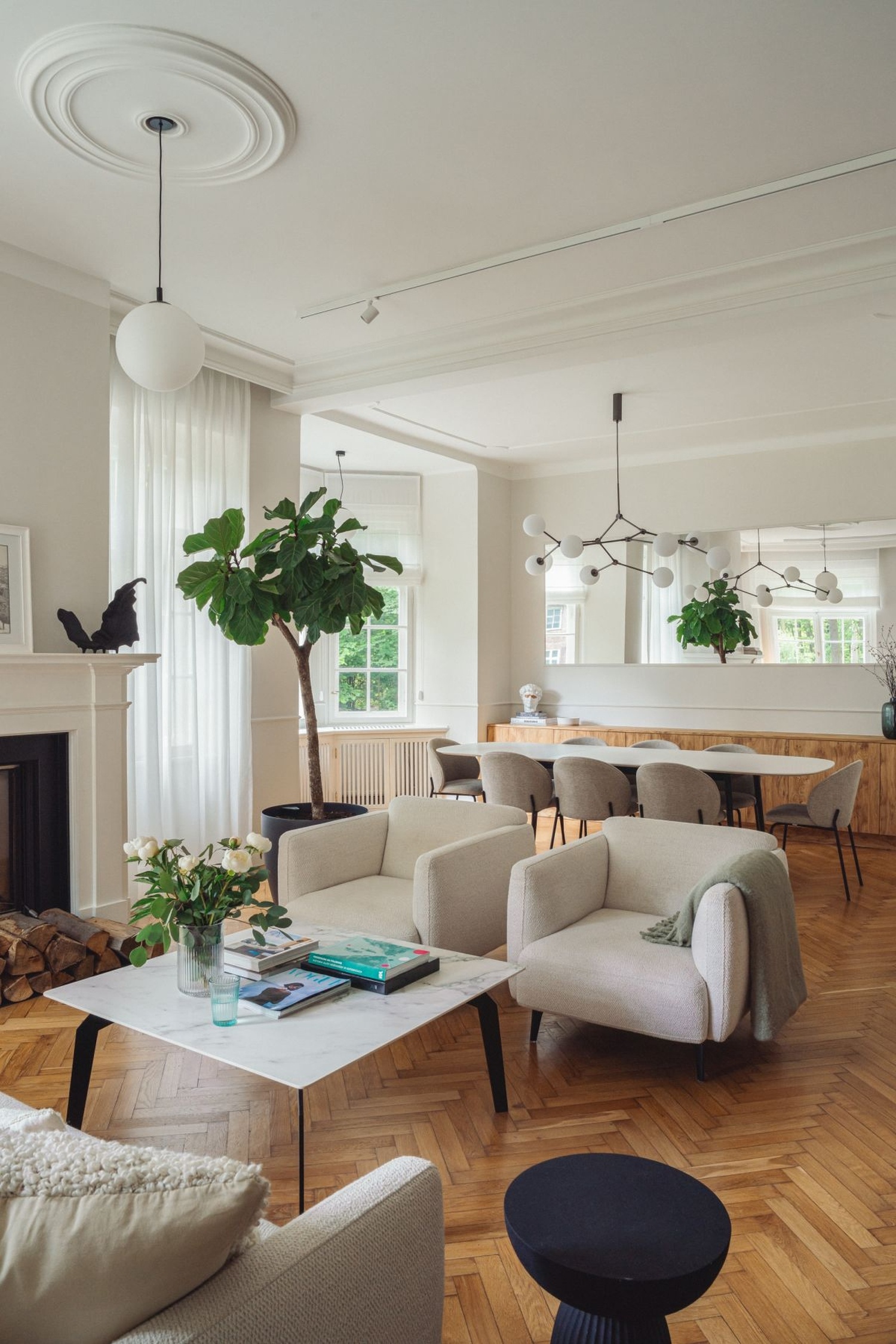 Salon z kominkiem i wyrazistymi meblami BoConcept