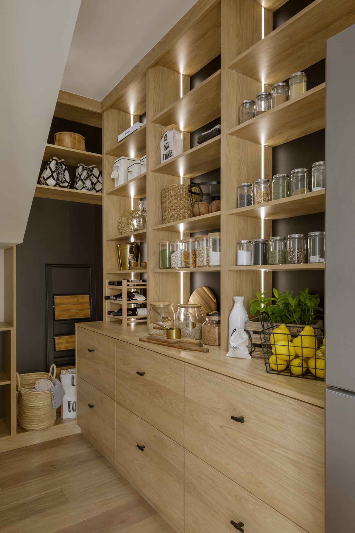 Mieszkanie 167 metrów w Dawidach Bankowych pod Warszawą spiżarnia