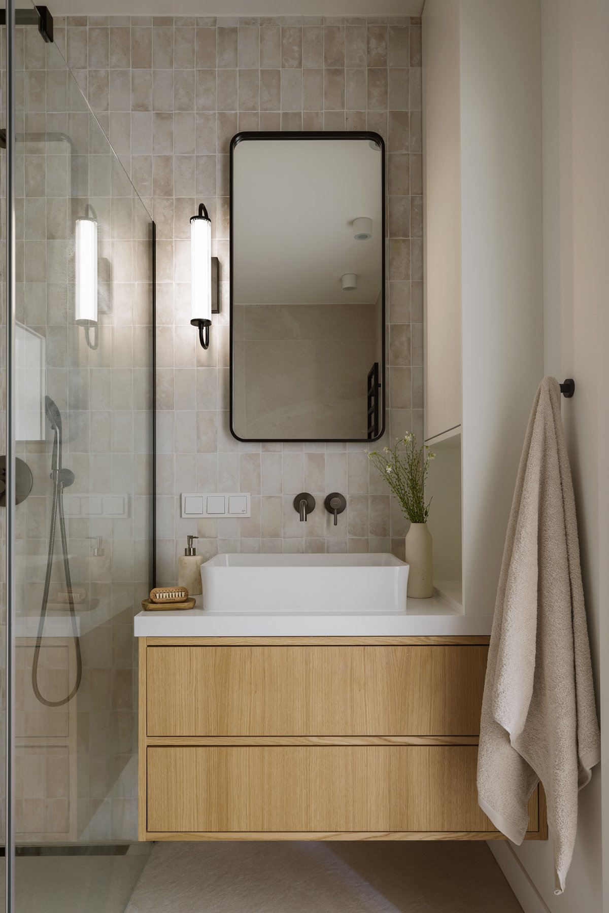 Mieszkanie 167 metrów w Dawidach Bankowych pod Warszawą szafka podumywalkowa z lustrem