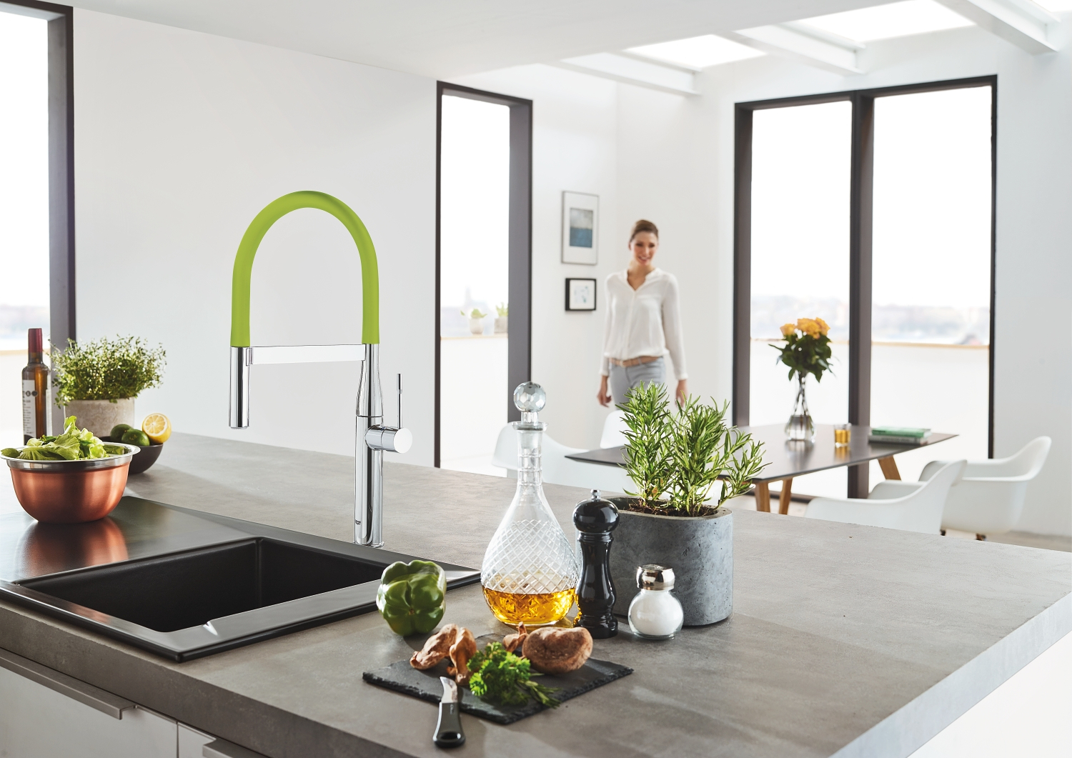 Biała kuchnia nowoczesna z Grohe - www.Łazienkarium.pl biała kuchnia z drewnianym blatem jaka podłoga, biała kuchnia z drewnianym blatem co między szafkami, biała kuchnia z drewnianym blatem jakie ściany, biała kuchnia czarny blat jakie płytki
