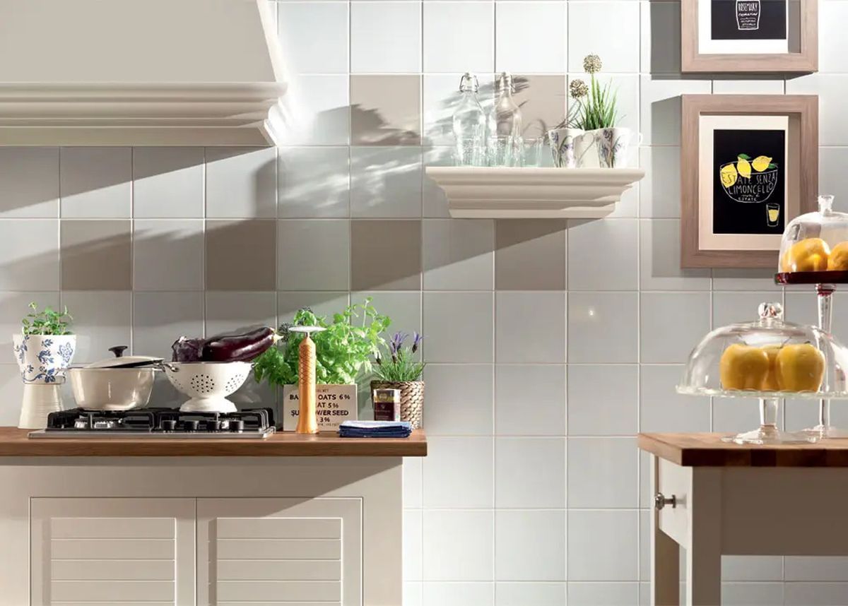 kuchnia biała z drewnem inspiracje, Kuchnie białe, białe płytki między szafkami w kuchni, biała kuchnia z marmurem, mozaika, płytki heksagonalne