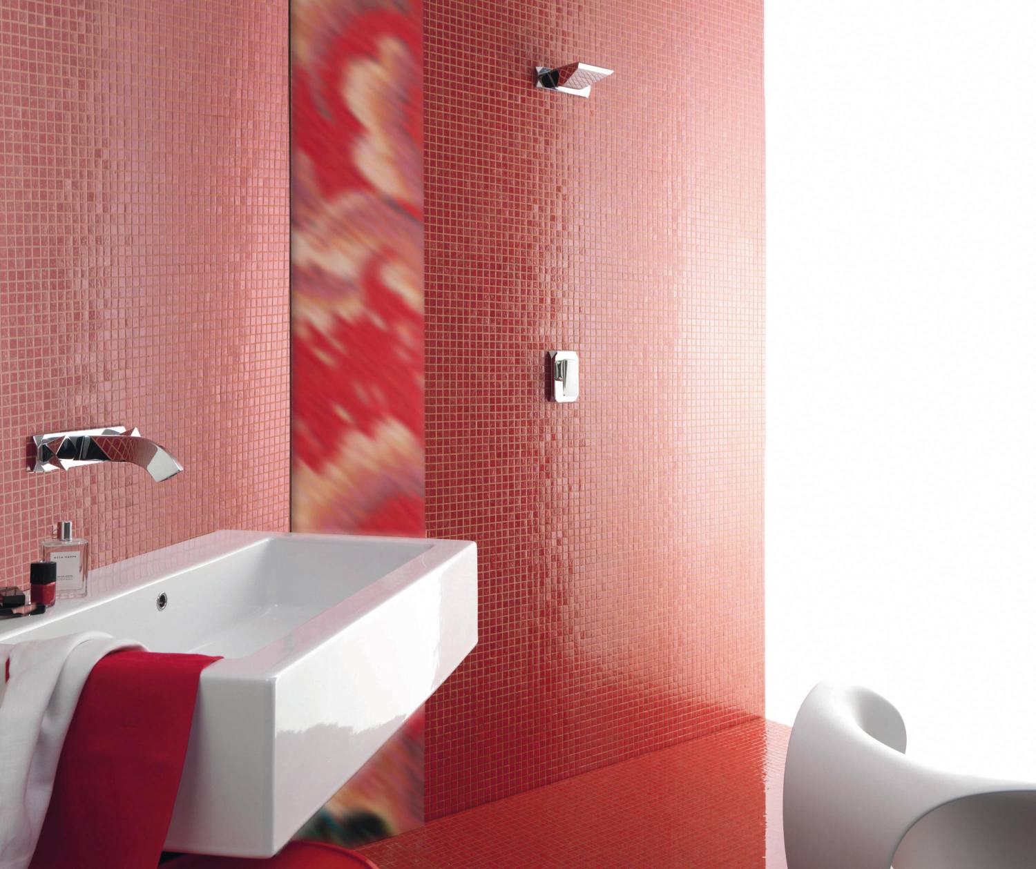 czerwona mozaika w łazience, czerwona mozaika nad umywalką, czerwona mozaika przy umywalce