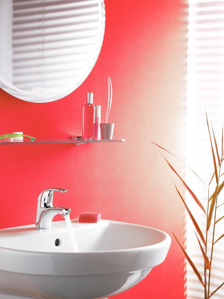 czerwona farba w łazience, łazienka ze ścianą pomalowaną na czerwono, czerwone ściany w łazience