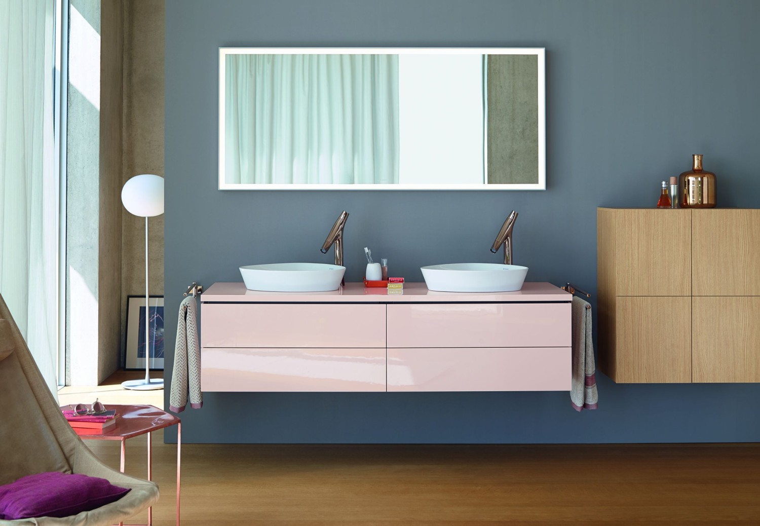 kolorowa szafka łazienkowa, dwukolorowa aranżacja łazienki, łazienka w 2 kolorach