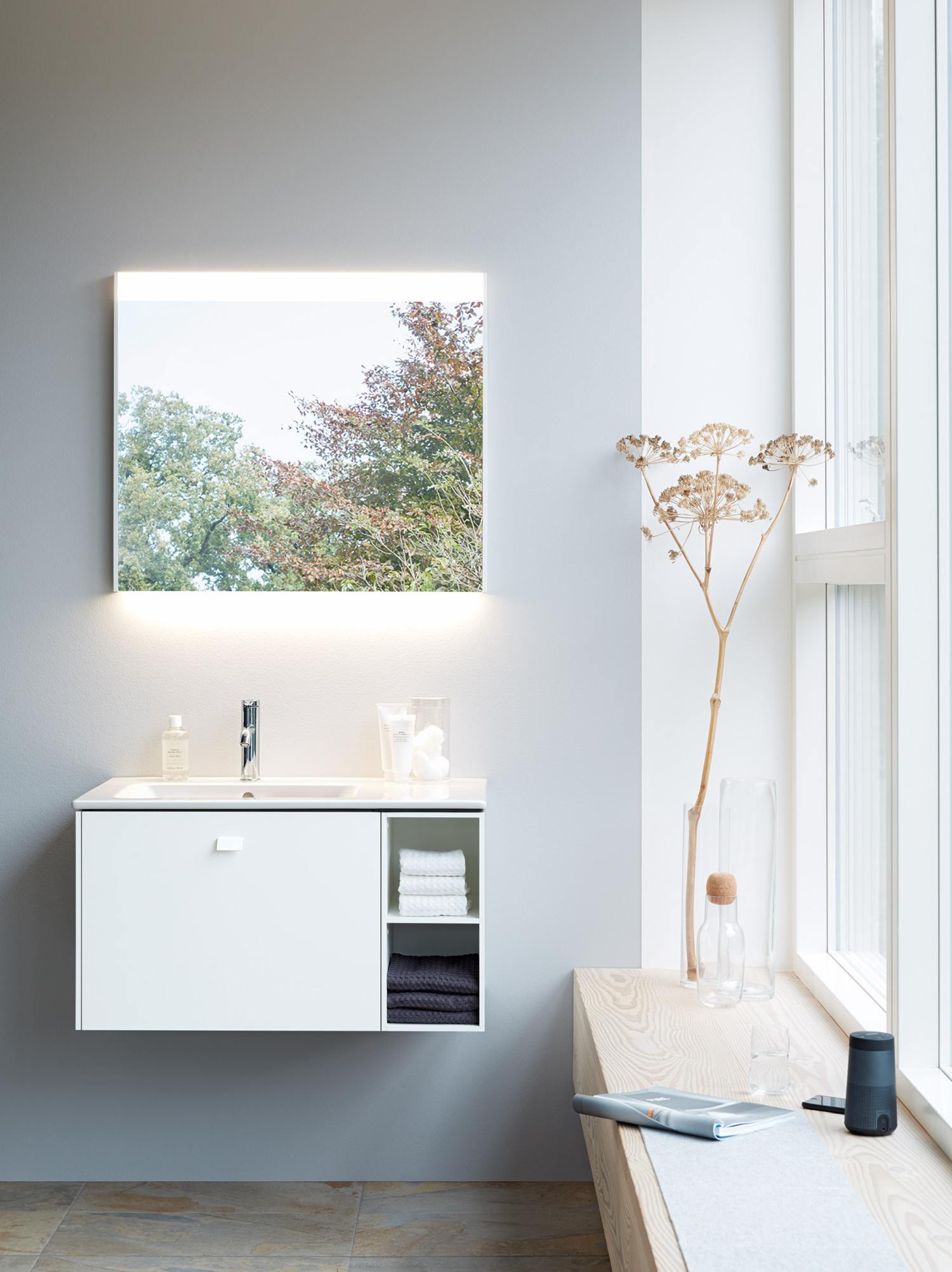 Strefa umywalki z podświetlanym LED lustrem od Duravit - www.Łazienkarium.pl duravit lustro led, duravit lustro, lustra duravit