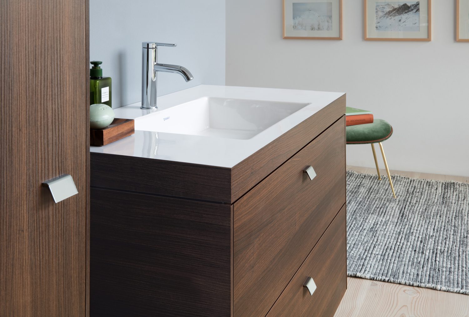 Strefa umywalki wyposażona w meble i ceramikę Duravit - www.Łazienkarium.pl duravit wyposażenie łazienki, łazienka rodzinna duravit, łazienka rodzinna