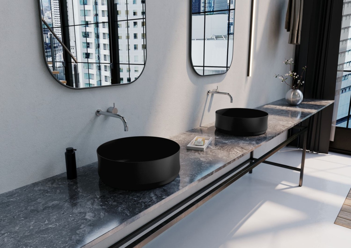 Łazienka z czarnymi dodatakmi - www.Łazienkarium.pl łazienka z czarnymi dodatkami, biała łazienka z drewnem i czarnymi dodatkami, ciemna łazienka inspiracje, łazienka szaro-czarna, mała czarna łazienka