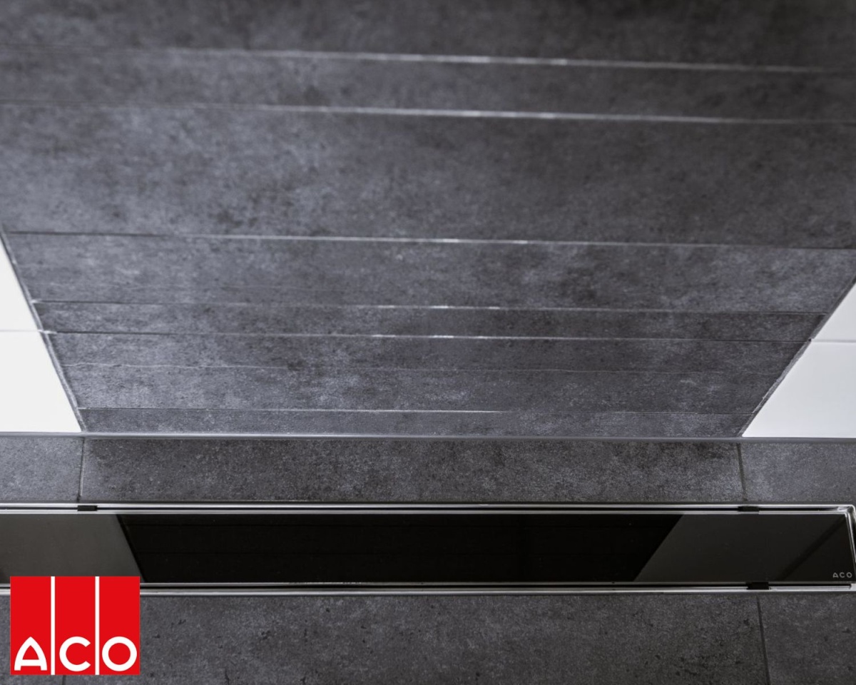 Łazienka z czarnymi dodatakmi - www.Łazienkarium.pl łazienka z czarnymi dodatkami, biała łazienka z drewnem i czarnymi dodatkami, ciemna łazienka inspiracje, łazienka szaro-czarna, mała czarna łazienka