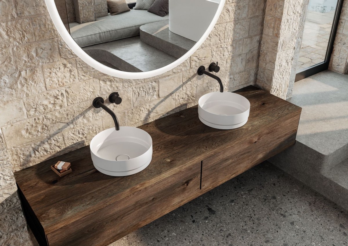 Łazienka z czarnymi dodatakmi - www.Łazienkarium.pl łazienka z czarnymi dodatkami, biała łazienka z drewnem i czarnymi dodatkami, ciemna łazienka inspiracje, łazienka szaro-czarna, mała czarna łazienka