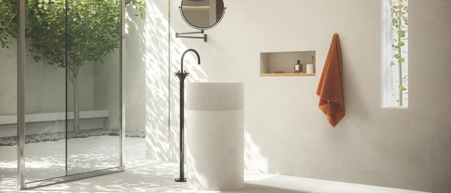 Bateria wolnostojąca Dornbracht Tara w łazience z mikrocementem - www.Łazienkarium.pl betonowa łazienka, mikrocement w łazience, mikrocement do łazienki, mikrocement łązienka kolory