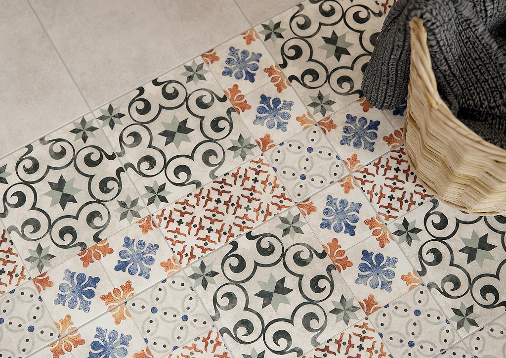Podłoga wyłożona kolorowymi płytkami patchworkowymi - www.Łazienkarium.pl patchwork na podłodze, płytki patchwork na podłodze, płytki patchwork podłogowe