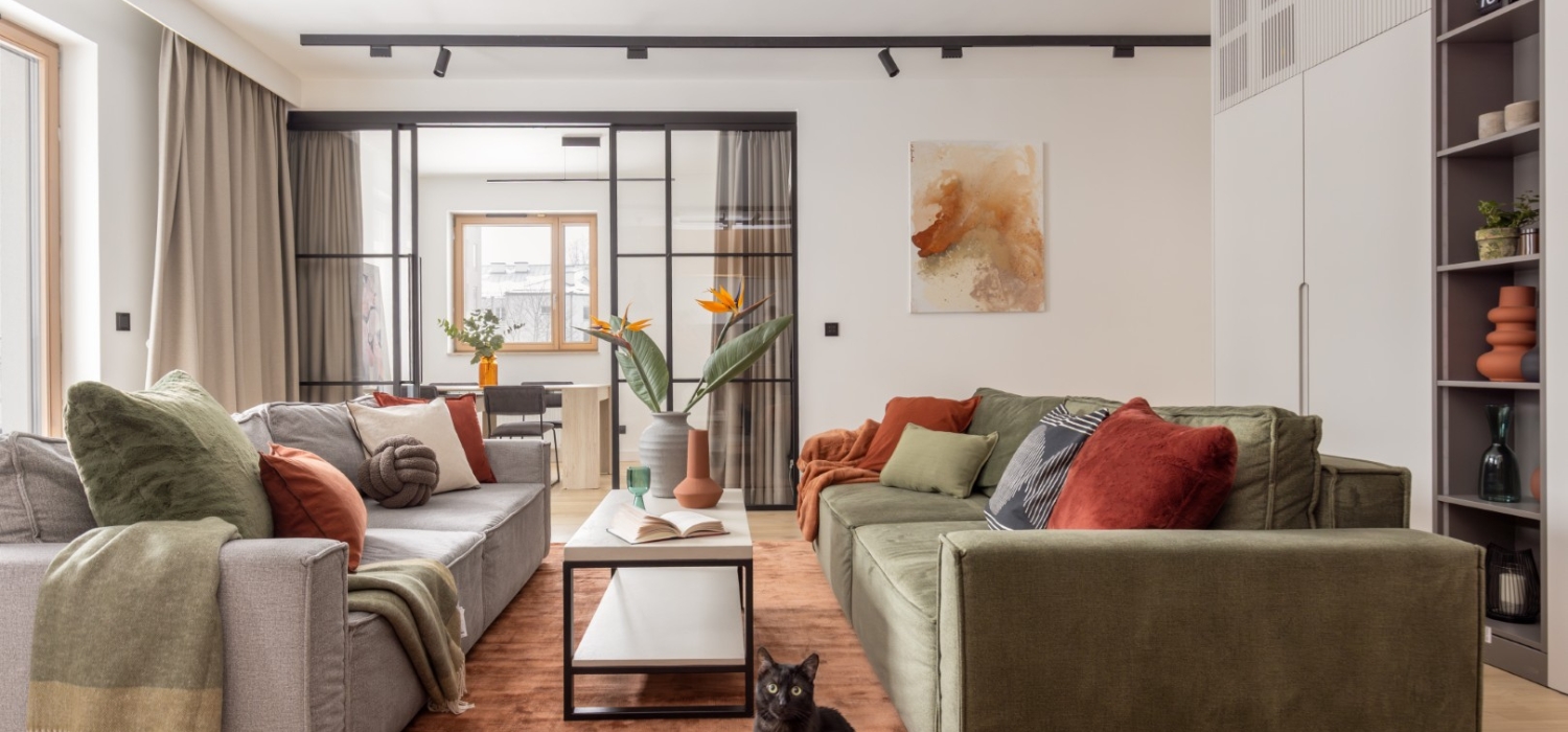 Industrialne wnętrze od WOZ.design z obrazami Magdaleny Lenartowicz