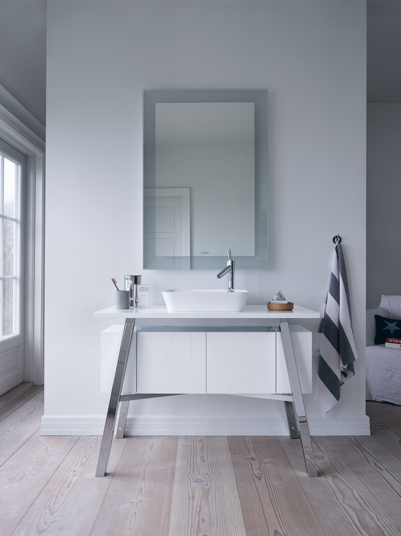 Biała łazienka – łazienka w bieli, łazienka w bieli, umywalka, meble Duravit Cape Cod – lazienkarium.pl