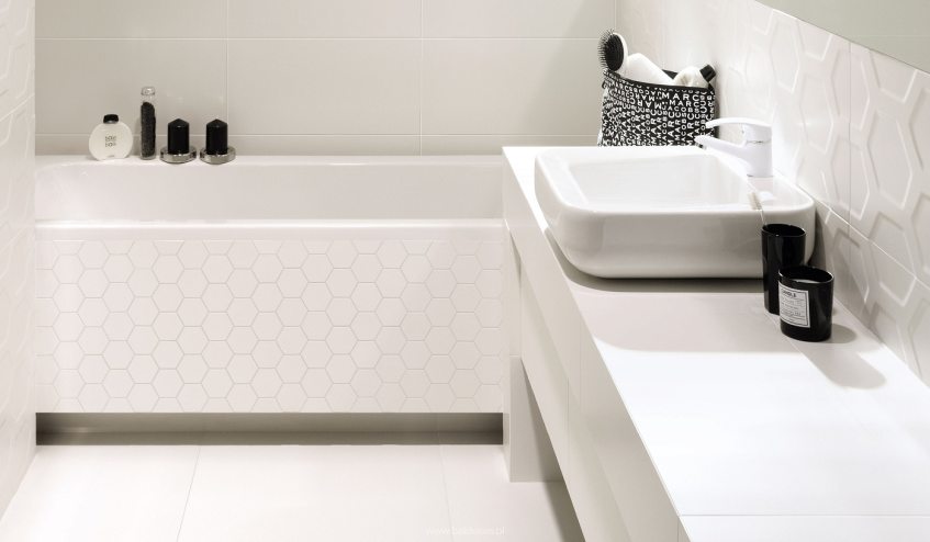 Biała łazienka – łazienka w bieli, łazienka w bieli, płytki Tubądzin All in White – lazienkarium.pl