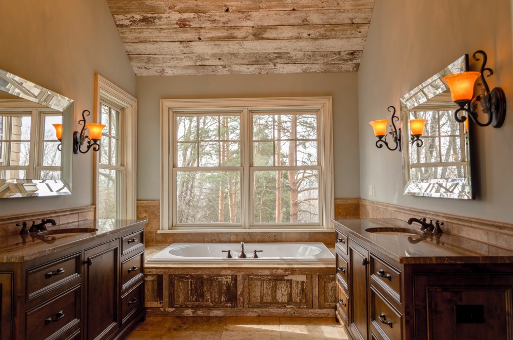drewniany sufit w łazience, łazienka z drewnem na suficie, drewno na suficie w łazience