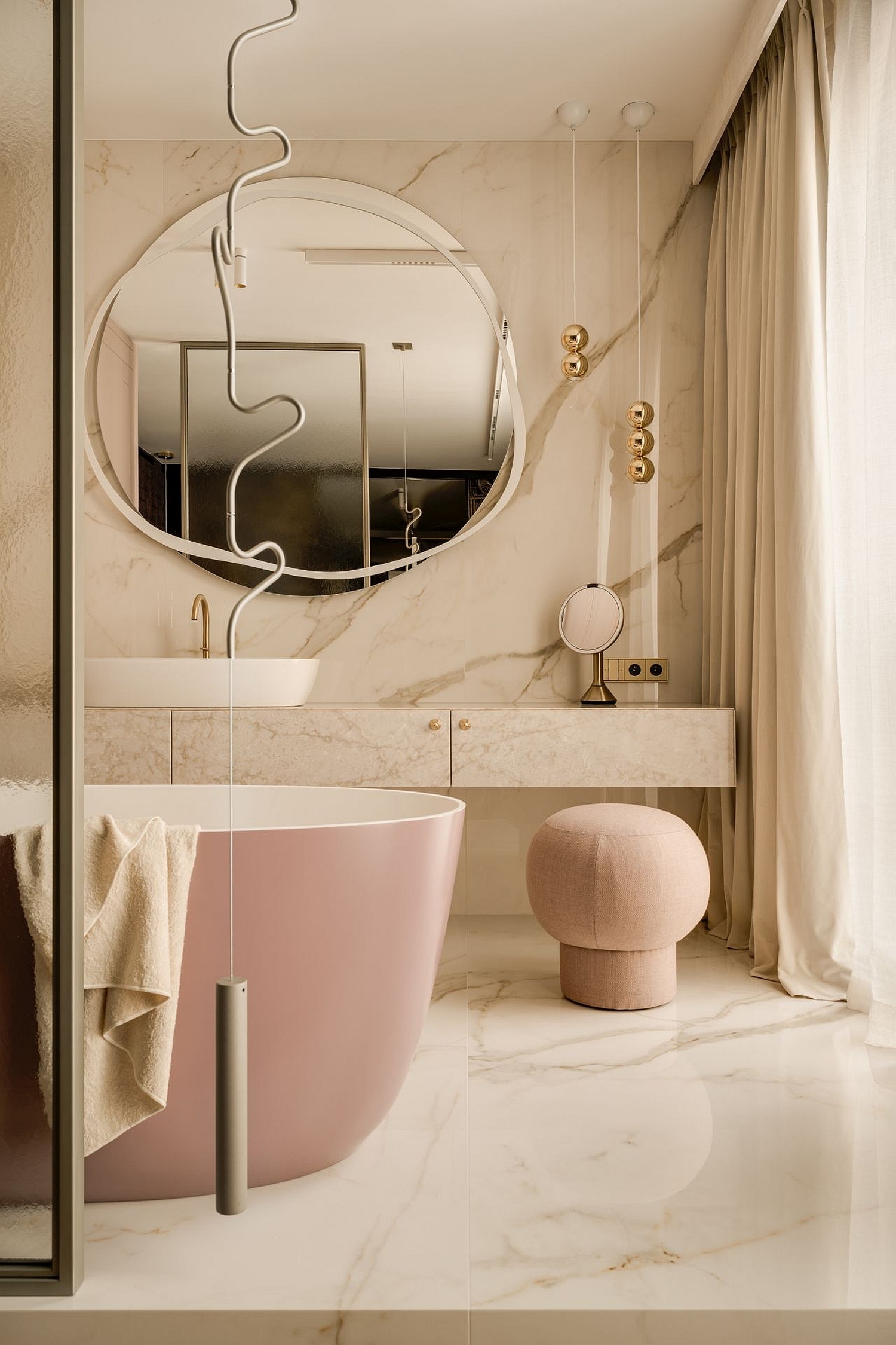 Łazienka, złota armatura AXOR One