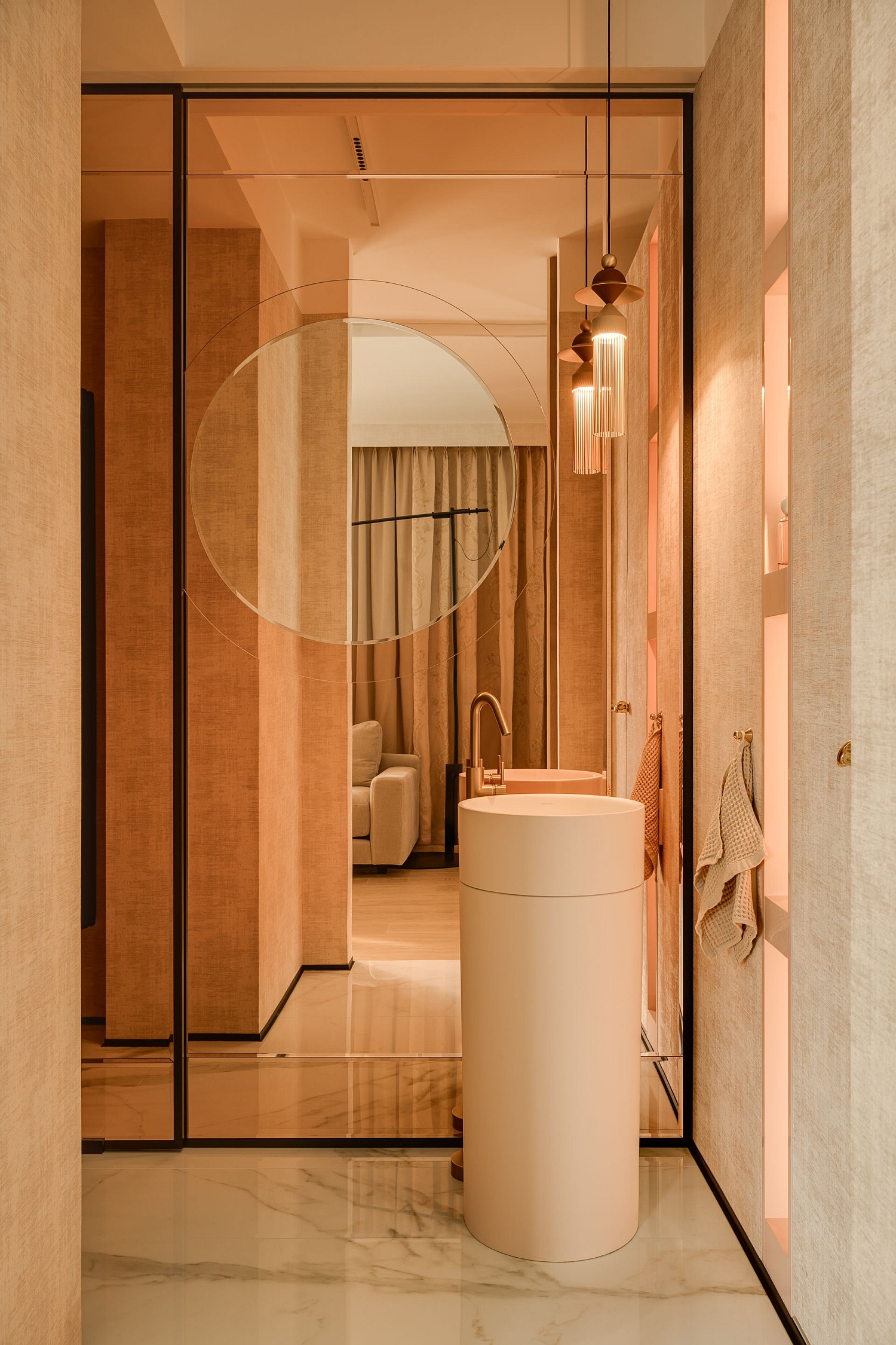 Łazienka, złota armatura AXOR One