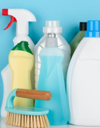 Wszyscy myją łazienkę detergentem. A to właśnie on zostawia nieprzyjemny zapach