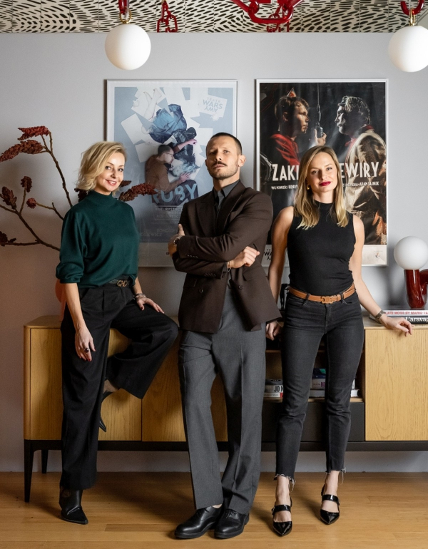 Apartament aktora Mateusza Banasiuka w Serocku. To nowoczesna oaza nad Zalewem Zegrzyńskim