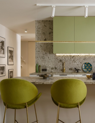 47 m2 pełne koloru i odwagi w stylu New Memphis. To mieszkanie to eksplozja koloru!