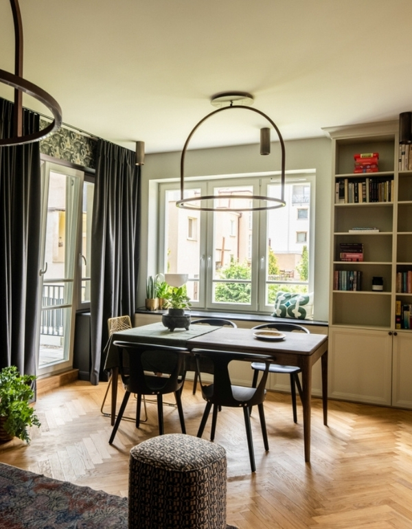 80 m2 pełne faktur. Zobacz, jak wykorzystano kamień, fornir i stal w gdyńskim mieszkaniu