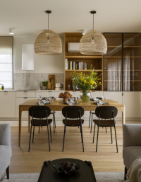 167-metrowy dom w Dawidach Bankowych pod Warszawą. Inspirujące wnętrza bez zbędnych dekoracji