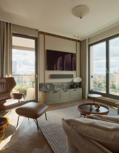 Naturalne materiały, włoska nuta i tropikalne tapety. Mieszkanie 88 m2 z widokiem na Motławę