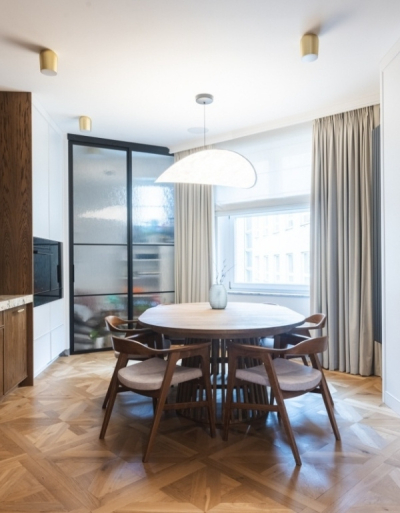 Odrestaurowali dwa zrujnowane mieszkania. 100 m2 luksusu w jednej z najstarszych kamienic Gdyni