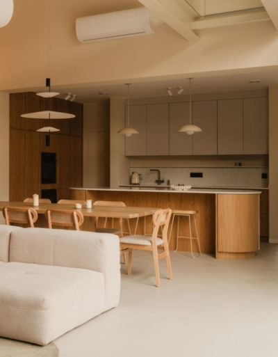 Wygląda jak zwykły dom, ale środek zaskakuje. Dwukondygnacyjny salon, szklany pomost i drewno